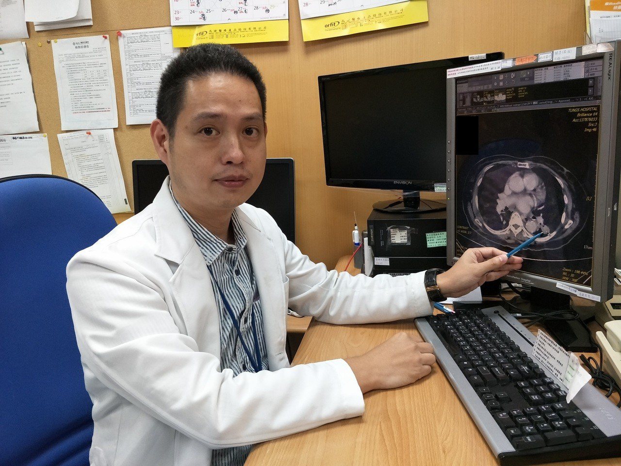 童綜合醫院醫師林伯儒說明，這名阿嬤肺腫瘤位置。圖／童醫院提供