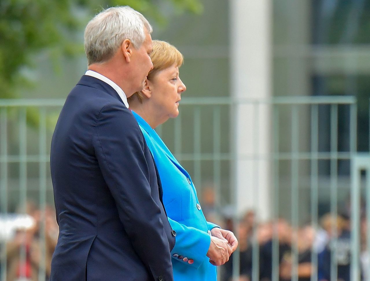 德國總理梅克爾（右）10日在柏林和芬蘭總理林內（左）會面時，再度出現全身顫抖狀況。法新社