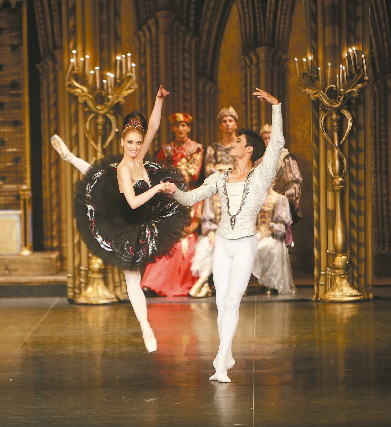 聖彼得堡芭蕾舞團來台巡演，由現任首席女伶伊蓮娜．歌勒妮高娃（左）領軍，攜手「炫技...