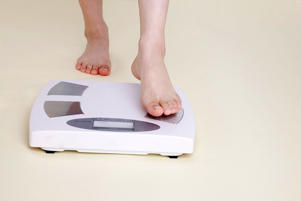 一項研究顯示，低收入者易用高熱量食物紓壓，導致身材較胖。圖／ingimage