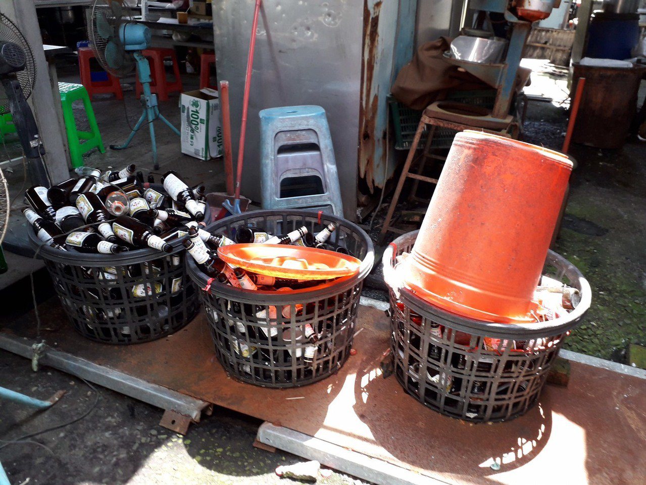 台南市登革熱防治中心提醒民眾，旗幟底座可能是容易疏忽的孳生源，回收的鋁罐雖然倒扣，但只要有一些雨水就能讓蚊子孵化孑孓。圖／台南市衛生局提供