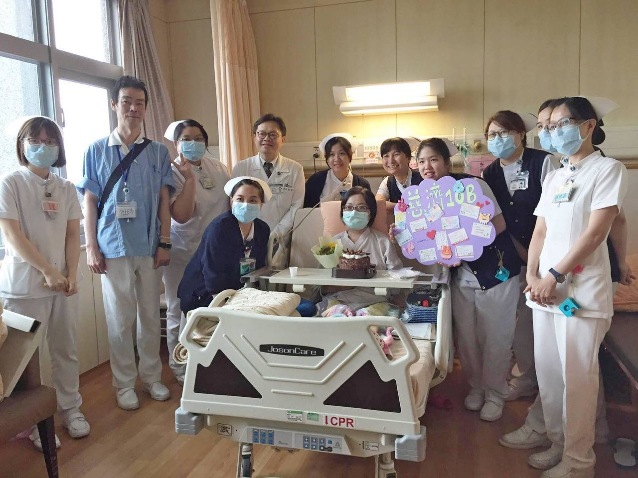 台北慈濟醫院風濕免疫科陳政宏主任（左後四）與醫療團隊祝賀「小如」平安出院。圖／台北慈濟醫院提供