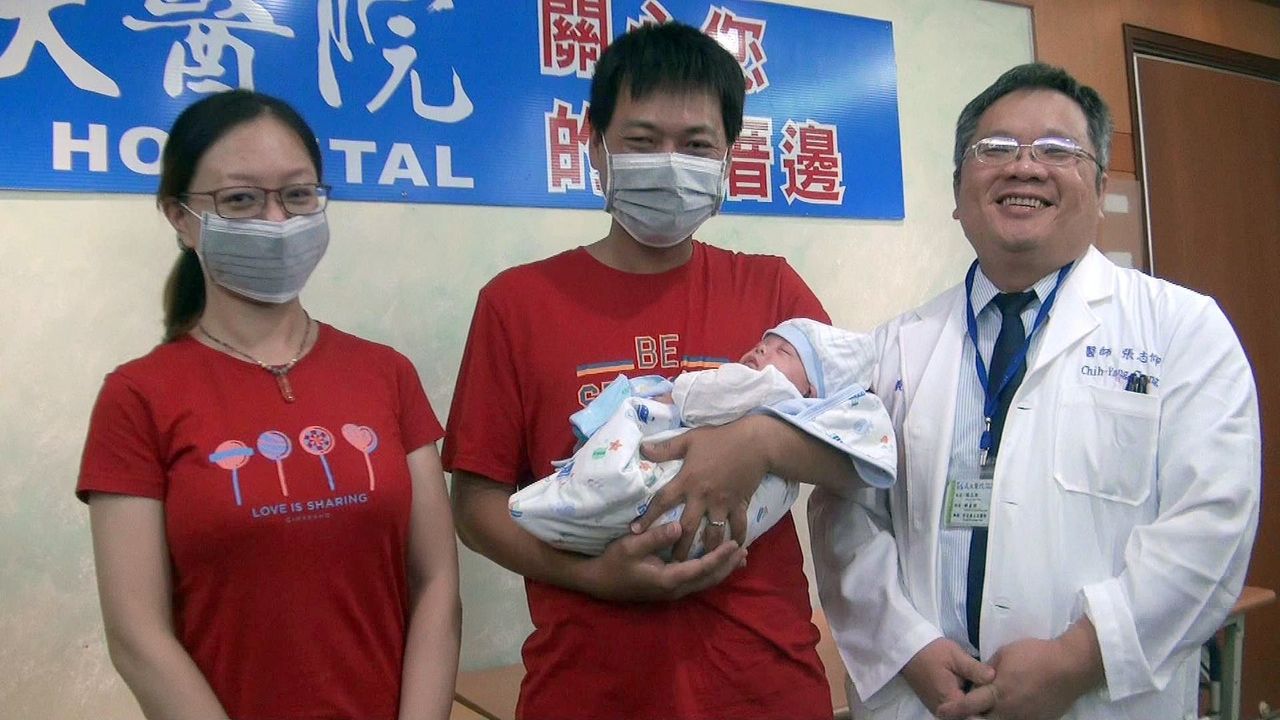 胡姓婦女（左）求子10年，懷孕29周時卻發生穿透性胎盤，所幸義大醫院婦產科張志仰醫師（右）等團隊救回。記者王昭月／攝影