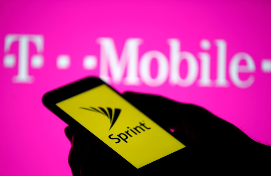 美國第三大電信業者T-Mobile獲准併購第四大電信業者Sprint。 (路透)