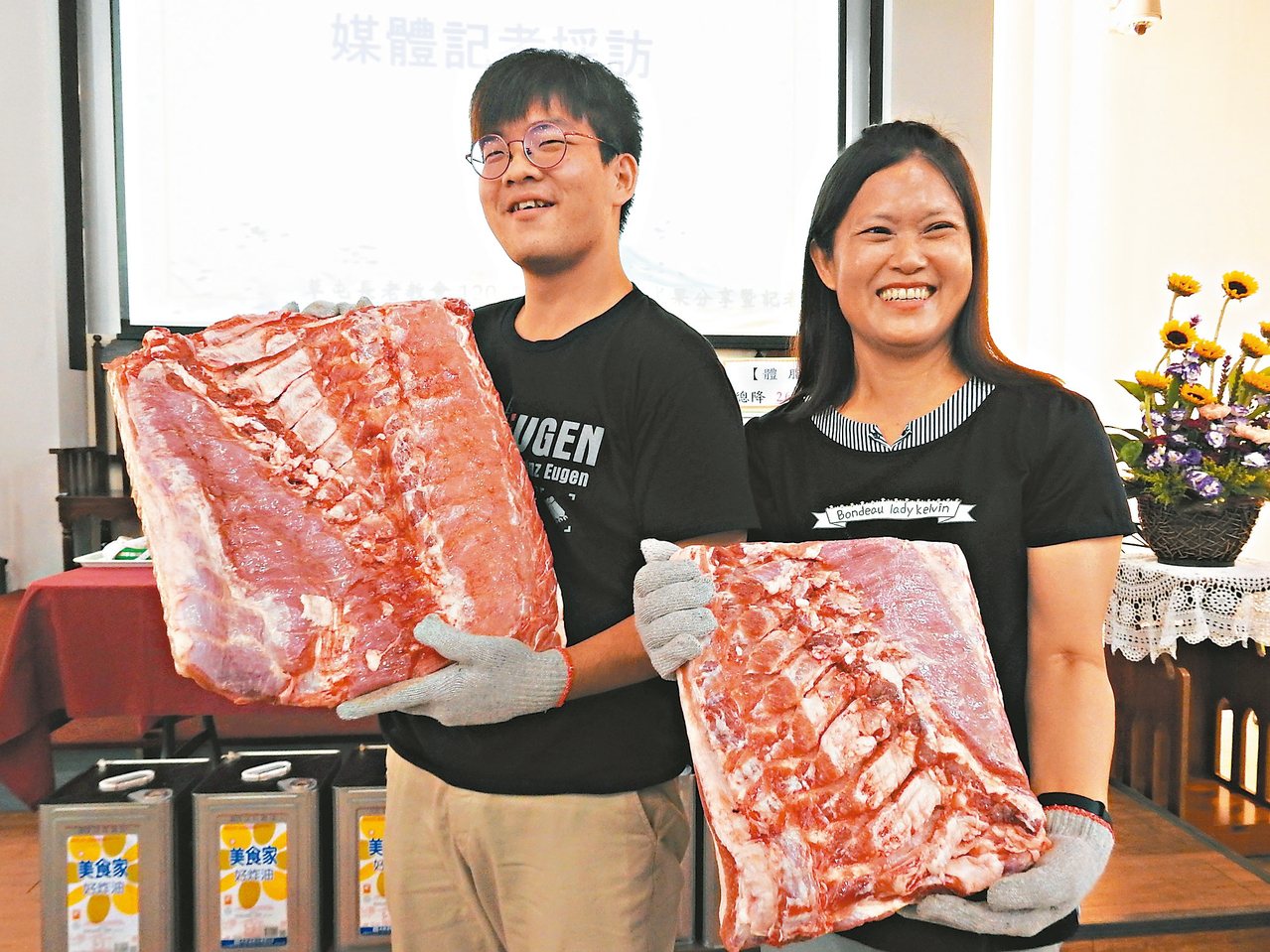 南投縣草屯基督長老教會余子傑（左）和林愛雪（右）各減去10.5公斤和4.6公斤，拿著等重豬肉比對成果。