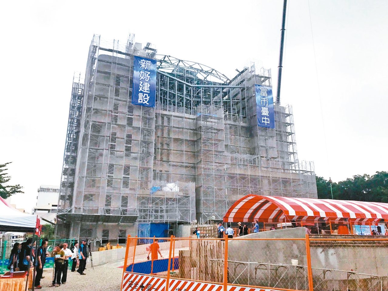 台中市南區長春運動中心昨天上梁，預計今年底完工。 記者洪敬浤／攝影