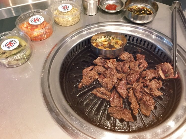韓國超人氣「新村站著吃烤肉」海外第一間分店，就在台北信義區。 圖／店家 提供