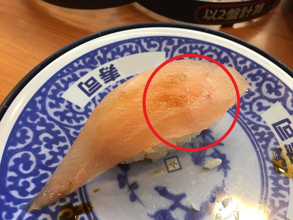 一名女子到桃園中壢的連鎖迴轉壽司店用餐，眼尖注意到生魚片上竟然有數十隻白色細蟲在蠕動。圖擷自／臉書