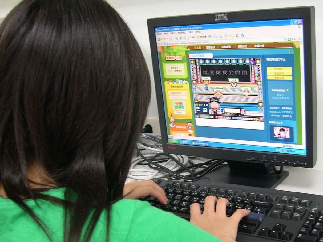 據國外最新研究指出，10歲時經常玩電玩遊戲的女孩，其社交能力到了12歲時比不常玩電玩遊戲的女孩低。圖／聯合報系資料照片