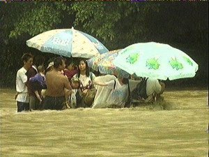 1999年8月14日發生「玄倉川水難事故」，造成13人死亡，當時受困者站在湍急水...