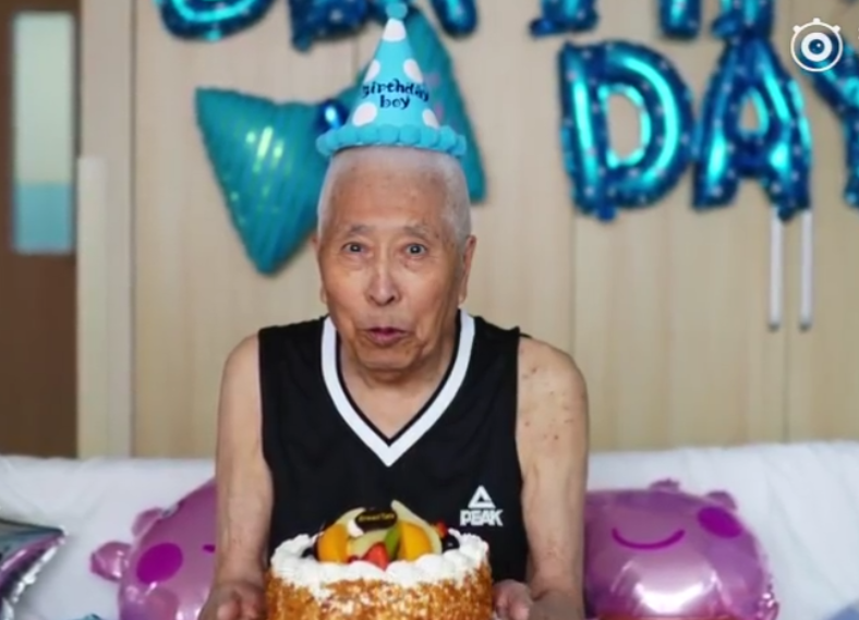 85歲老人李世榮罹癌，選擇住進安寧病房。圖取自梨視頻