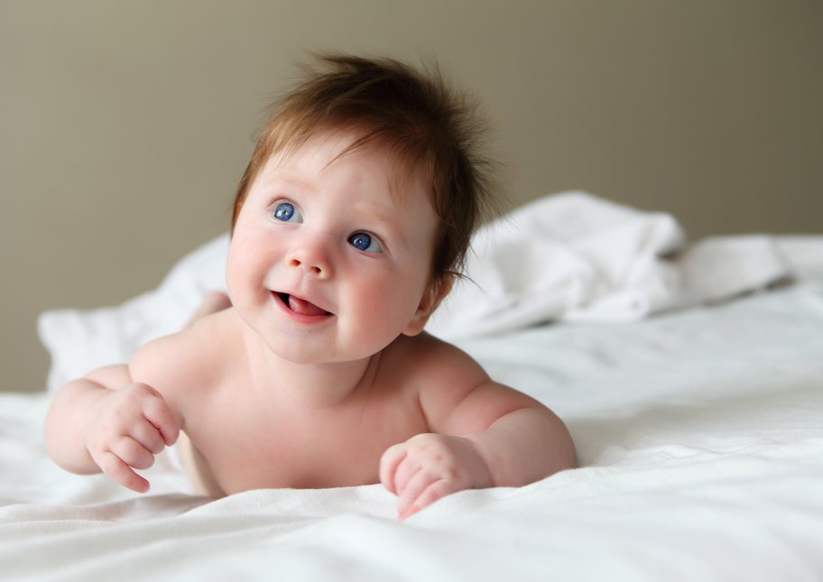 嬰兒為什麼有時會對著沒人的地方笑？ingimage