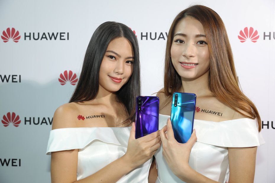 華為全新HUAWEI nova 5T手機，採用後置AI 四鏡頭配置，包括4800萬像素廣角鏡頭、1600萬像素超廣角鏡頭等。香港中通社圖片