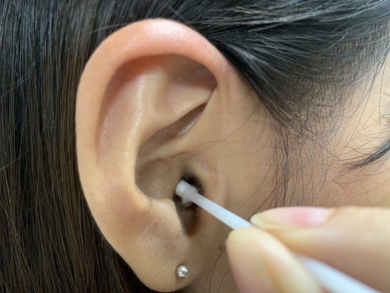 耳鼻喉科醫師提醒，別把挖耳朵當作是每天必做的功課，用棉花棒挖耳朵，可以讓棉花棒沾上一點點耳藥膏等，放進去簡單清理。記者陳雨鑫／攝影
