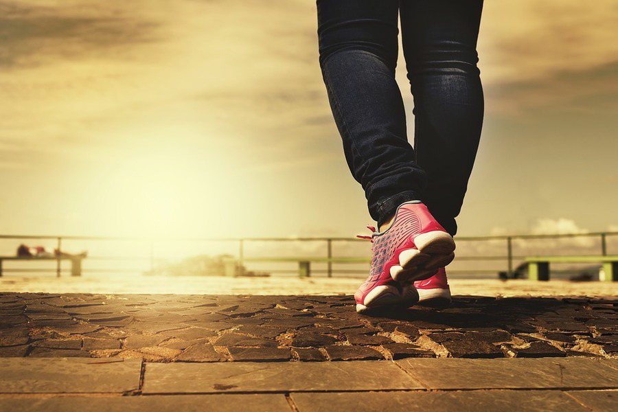 走路快慢能看出一個人的健康，甚至能看出老化的程度。(photo by Pixabay)