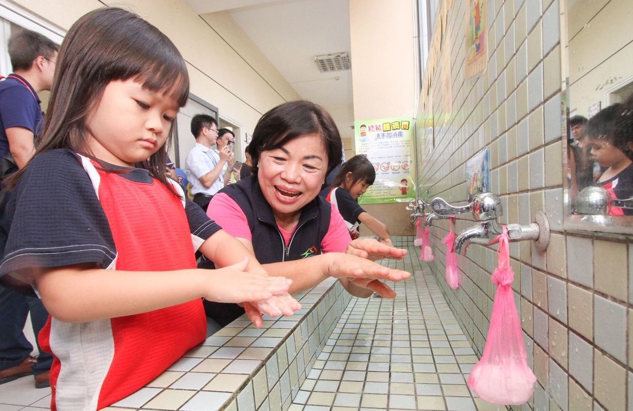 台中市副市長楊瓊瓔（右）日前教導學童「濕、搓、沖、捧、擦」正確洗手5步驟，呼籲家長帶領孩子落實勤洗手，遠離腸病毒威脅。圖／本報資料照