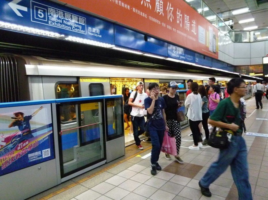 一名網友在台北捷運等車時，忽然iPhone屏幕跳出AirDrop訊息通知。 圖／聯合報系資料照片