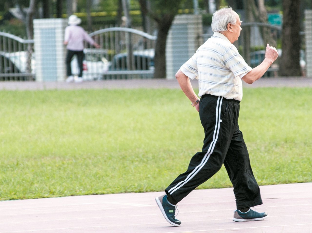 走路是最簡單的運動，了解自己適合的速度，才能真正走出健康。

本報資料照片