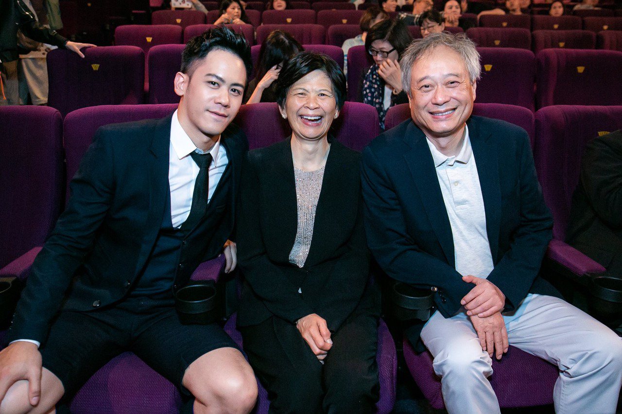 李安（右起）、林惠嘉一起支持兒子李淳的新片首映。圖／威視提供