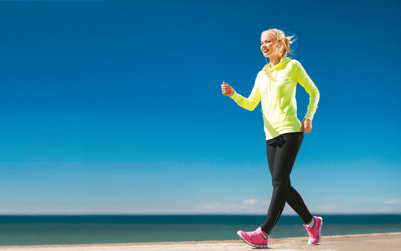 一天步行30分鐘的好處，就像眾所周知的「一天一蘋果，醫師遠離我。」醫學博士Melina B.Jampolis說，從減輕體重和壓力，到降低血壓和慢性病風險，每天步行是最容易做到、且有利健康的習慣。