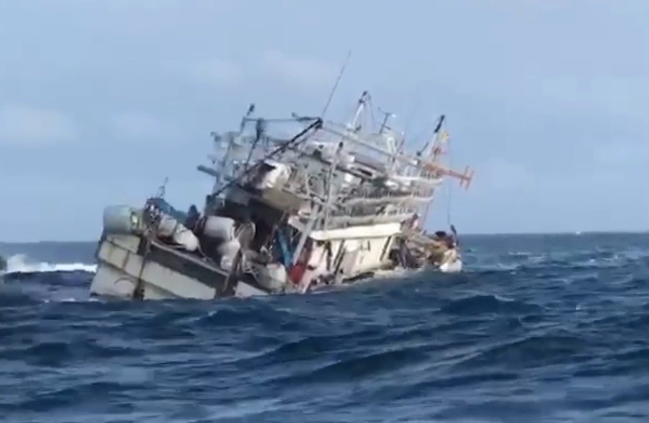 漁船花瓶嶼外海觸礁沉沒，友船馳援16人驚險獲救。圖／翻攝自Sheng Weng提...