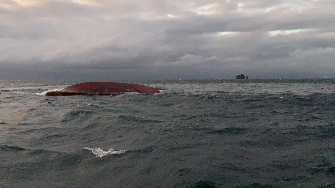 俥葉打到礁石翻船16人獲救，船倒翻沒沉將拖救回深澳。記者游明煌／翻攝