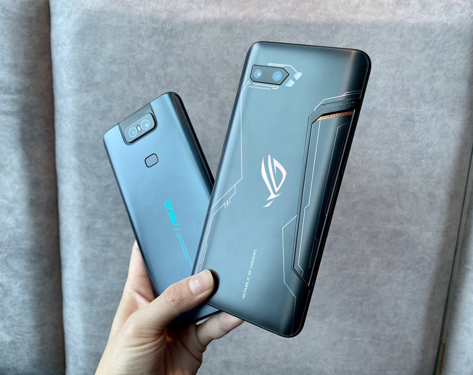 除了紳士黑旗艦版ROG Phone II（右），ASUS ZenFone 6（左）也推迷霧黑新色，建議售價20,990元。記者黃筱晴／攝影