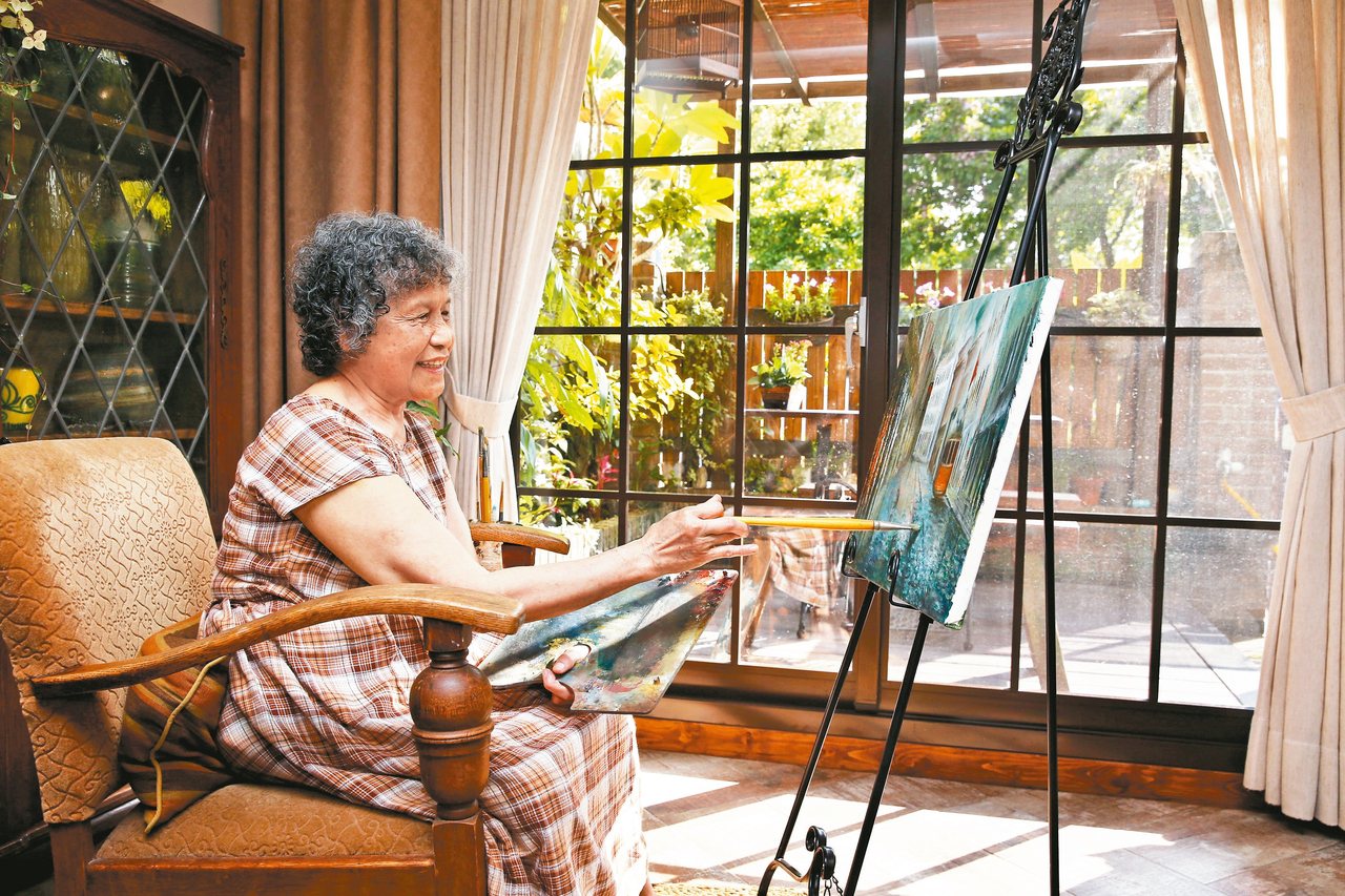 小曼為母親翻修老後的家，家中落地窗旁是母親畫畫的場所。
