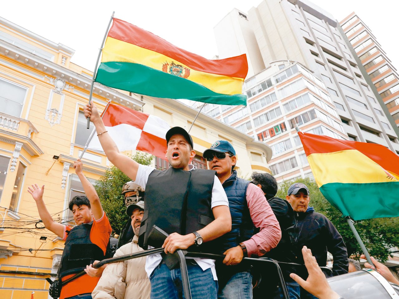 玻利維亞反對派領袖在警車上與支持者打招呼。 路透