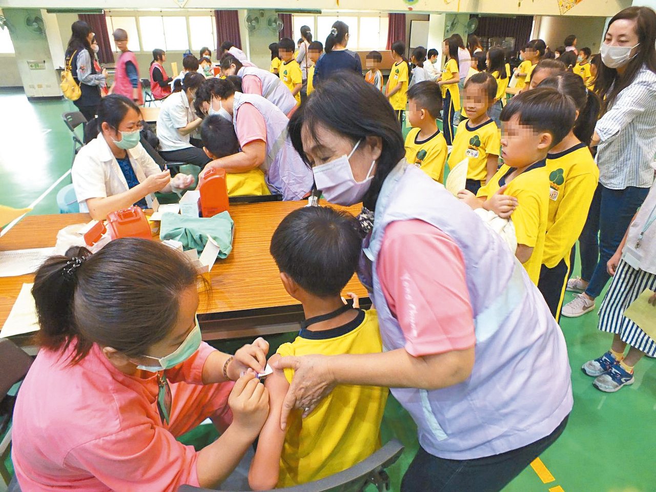 公費流感疫苗今天開打，圖為台中市永春國小學童接種流感疫苗。