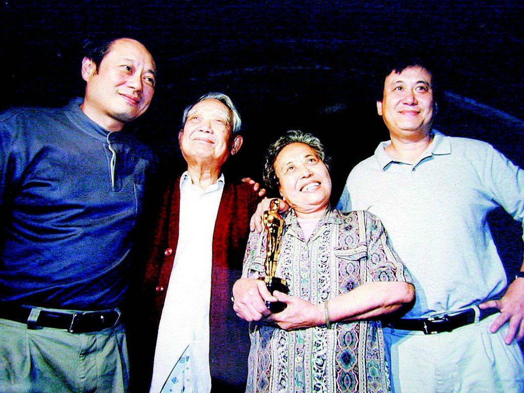 李安（左一）、父親李昇（左二）、母親楊思莊（左三）。報系資料庫