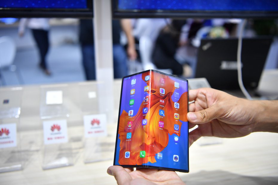 華為首款5G折疊螢幕手機Mate X已在官網發售，價格高達人民幣1萬6,999元（約7萬5千元台幣），但兩次開售即售罄。 中新社