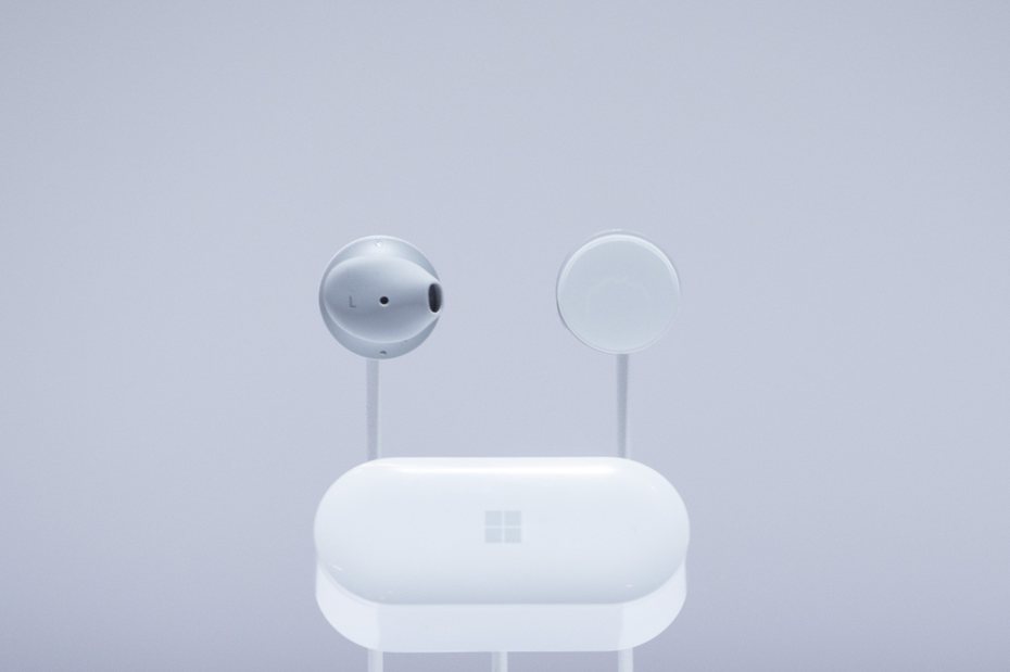 微軟Surface Earbuds趕不及今年年底的購物旺季時推出。  美聯社