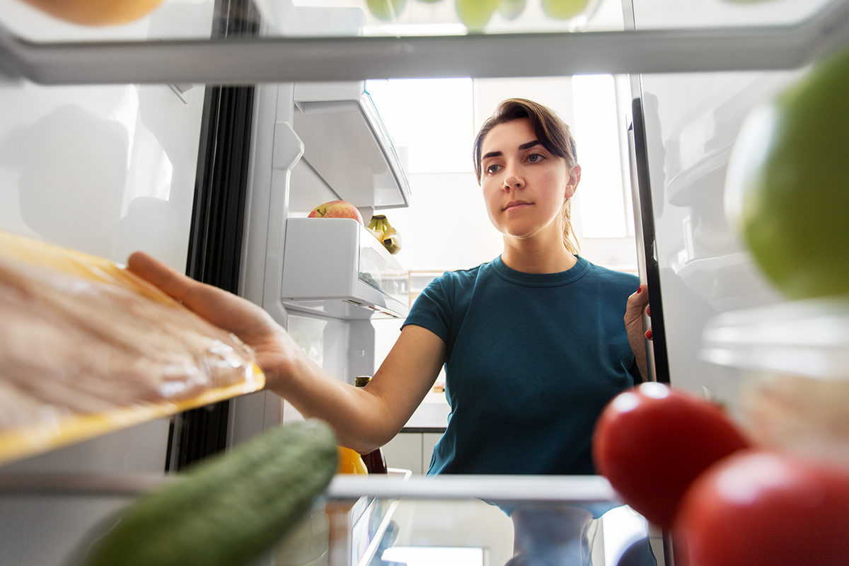 若是經常翻動冰箱找食物、開冰箱時間太久，溫度會迅速回升，容易讓化學反應進行，並使微生物恢復活力進而生長，終於導致食品品質發生劣變或腐敗，變成不適合人們食用。