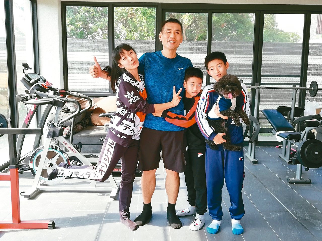 嘉義市民謝志成（左二）在家人鼓勵下瘦身，化身為型男。