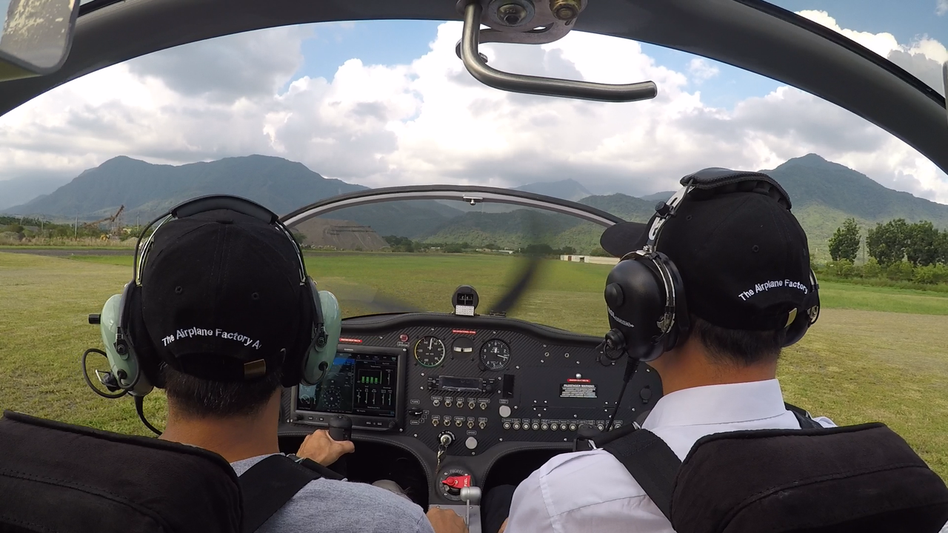 2019年屏東縣，許文志使用Sling超輕航機帶學員練習地面滑行。