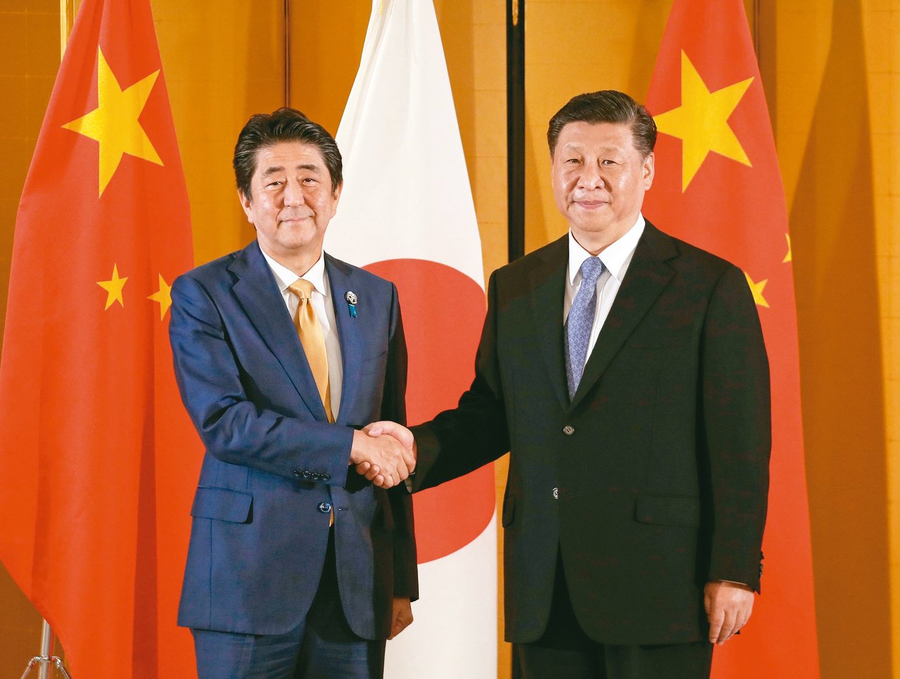 日本首相安倍晉三將於23日訪問中國大陸並會晤大陸國家主席習近平。圖為安倍（左）與...
