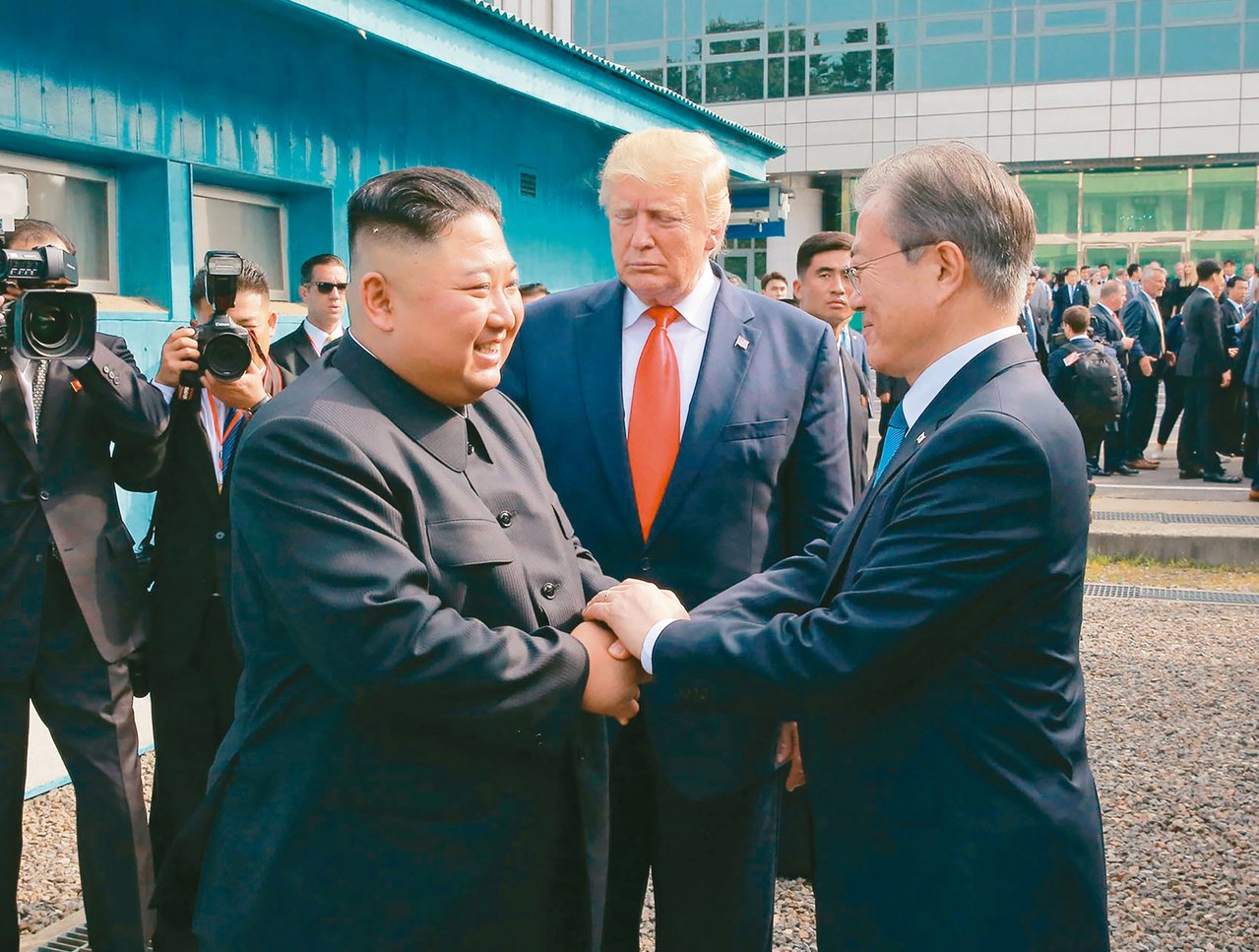 隨著美朝核談判陷僵局，南韓總統文在寅（右）與北韓領導人金正恩（左）間的「兄弟情」...