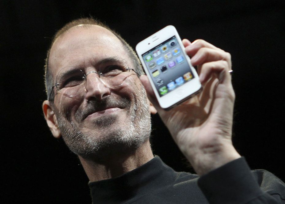 前蘋果公司執行長賈伯斯2010年展示iPhone 4。過去十年來，智慧手機已給這個世界帶來重大的改變。路透