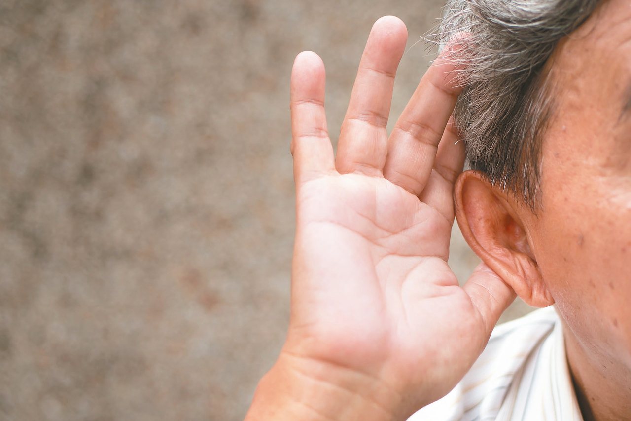聽力障礙是一種複雜的多因素疾病，如果不及早預防延緩，除了影響人際關係，還增加失智風險。