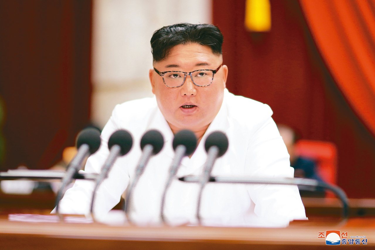 北韓中央通訊社29日發布照片，北韓領導人金正恩在五中全會中發表談話。 路透