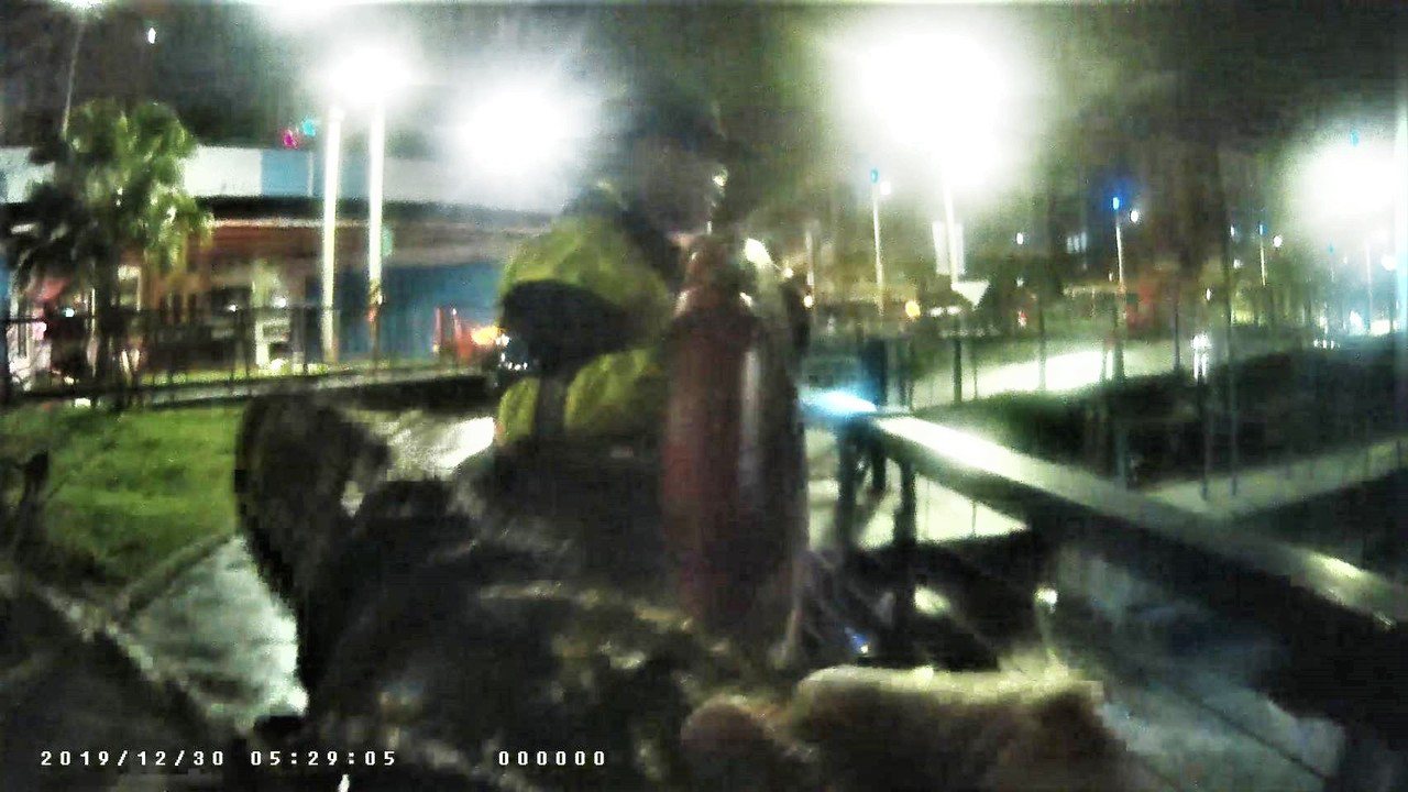 基隆市1名男子昨天清晨酒後坐在海洋廣場欄杆上，不慎跌落港內，所幸及時被救上岸。記...