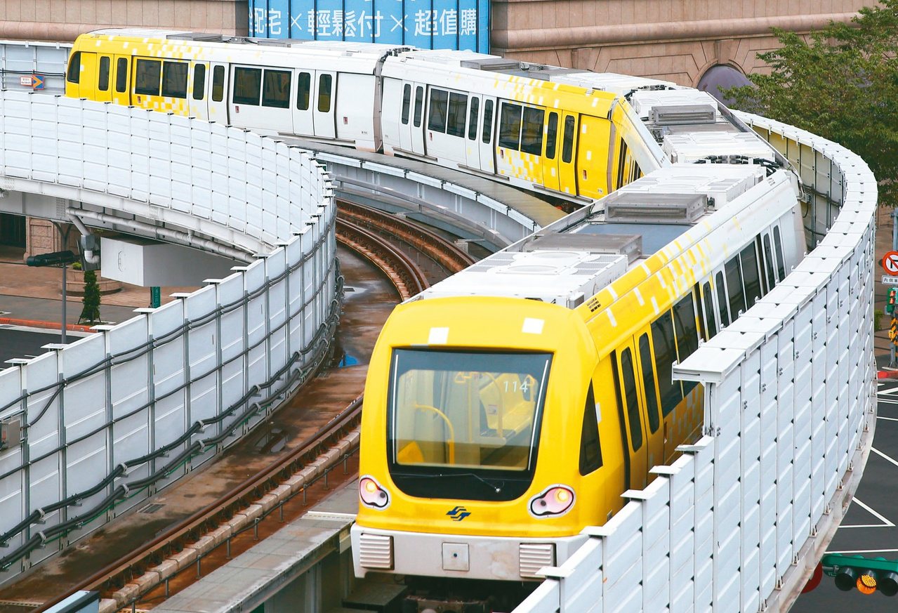 新北捷運環狀線昨天開放免費試乘，超過五萬五千人次搶搭。 記者葉信菉／攝影