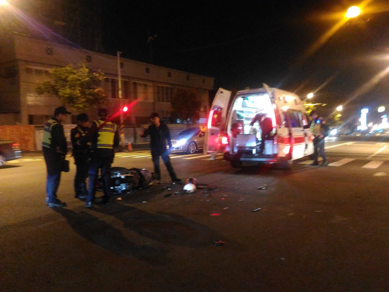 台南市東區裕農路發生廂型車涉嫌撞機車意外。記者黃宣翰／攝影