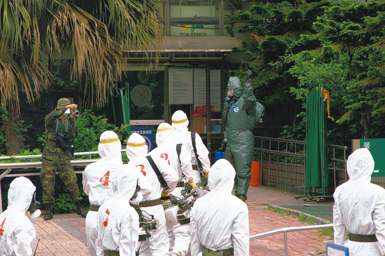 2003年陸軍化學兵進入和平醫院，進行消毒任務。