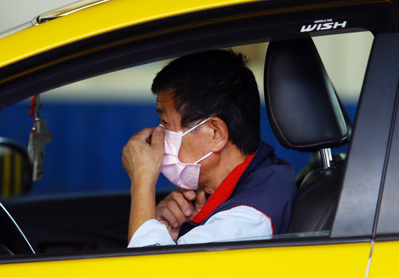 專家建議計程車司機應做適當保護，若沒有口罩時，載客得開車窗、保持通風。