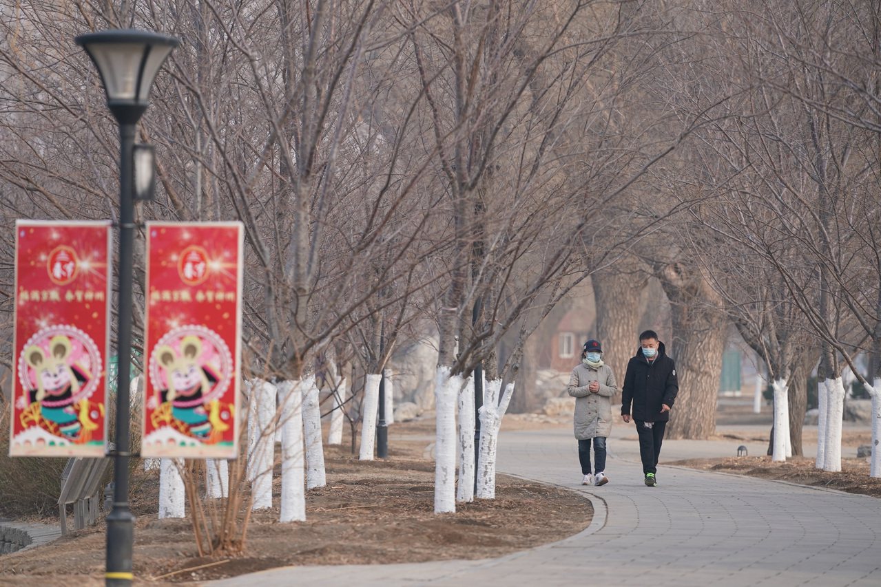 2月12日，受新冠肺炎疫情的影響，北京市民佩戴口罩在玉淵潭公園內遊玩。