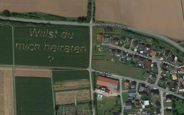 德國農民史蒂芬利用玉米田求婚的計畫被Google Maps的衛星拍下。圖／Google Maps