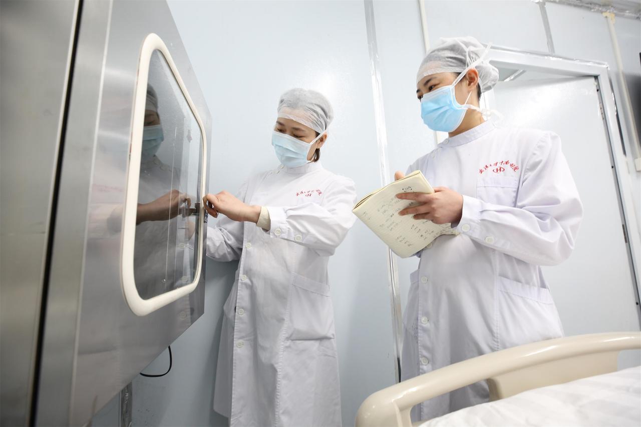 雷神山醫院是武漢新建的第二座集中收治新冠肺炎患者的專門醫院，圖為醫護人員在收治患者前檢查病房情況。