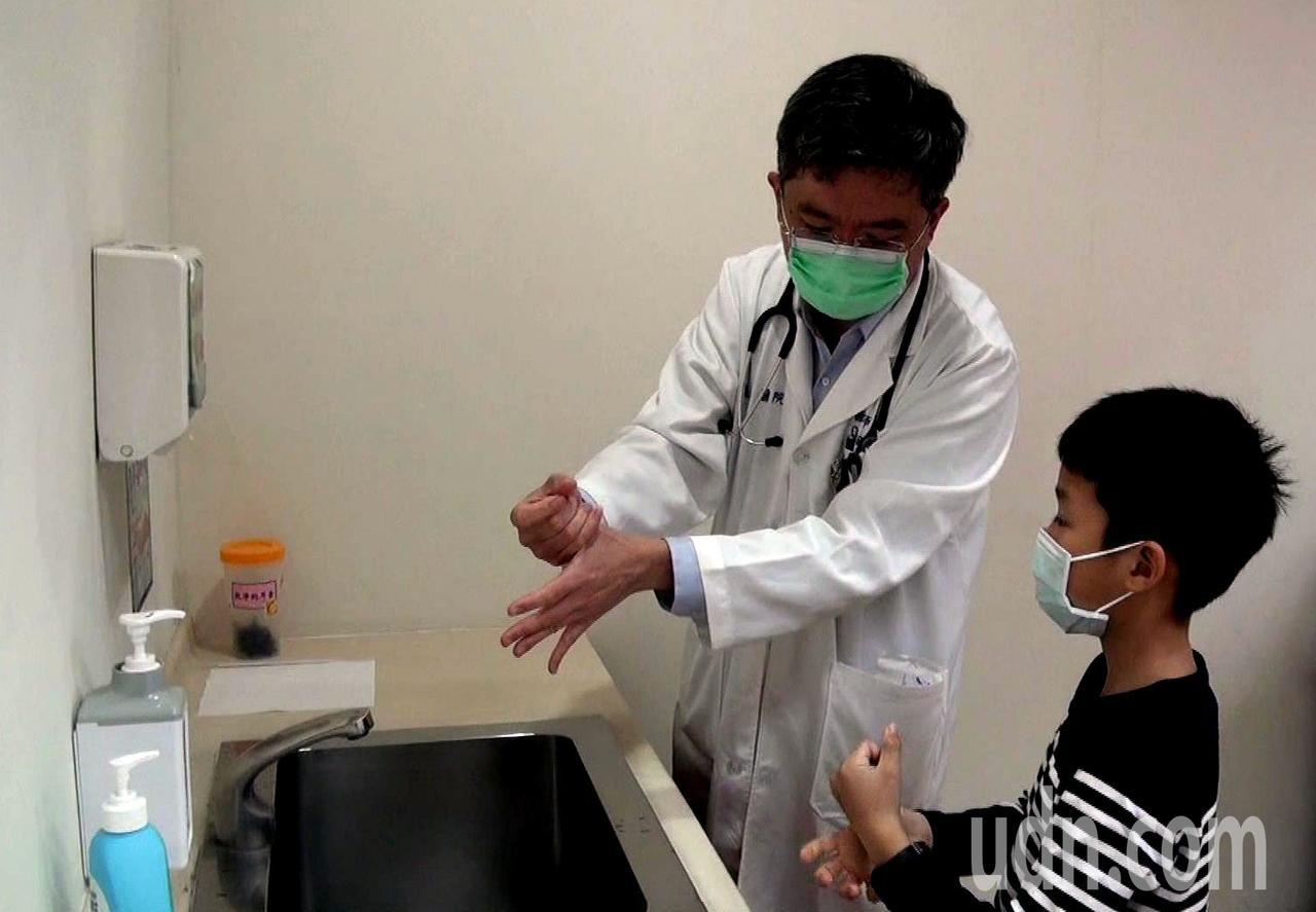 義大兒童醫學部長蔡璟忠表示，學童防疫重點還是在勤洗手。記者王昭月／攝影